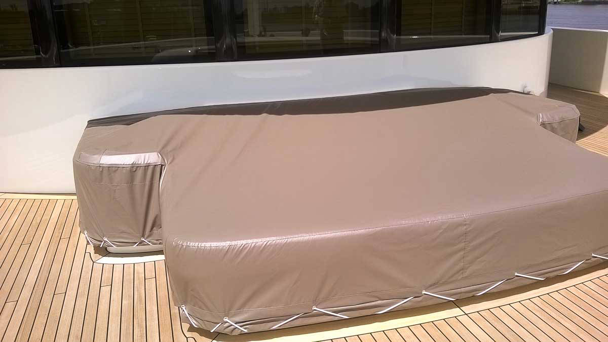 Protective cover for sun lounger 